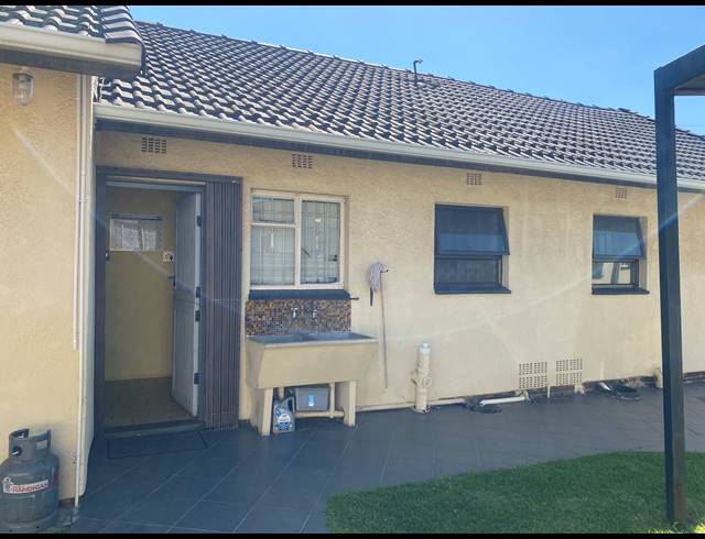 5 BEDROOM HOUSE FOR SALE IN ROBERTSHAM